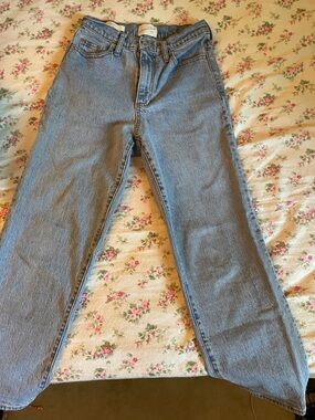Universal Thread Straight-Leg Jeans in Light Blue Wash Size 0
